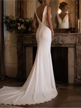 Atelier Pronovias White Crepe Fit & Flare Wedding Dress Size 8 Long Train
